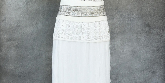 Kelch-Stehkragen-Top, Macramée-Spitze, Stufen-Rock, Reinseidener 3-Fach-Chiffon-crêpe/ Kimono-Gürtel mit Silberdraht-Perlen-Bordüre