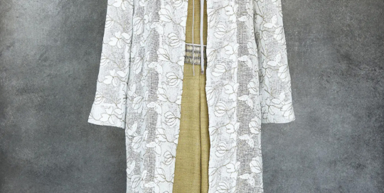 Lange Hemdjacke, BW-Phantasie-Spitze/V-Top/¾-Hose, Reines Seiden-Leinen/Bindegürtel mit Messing-Plättchen