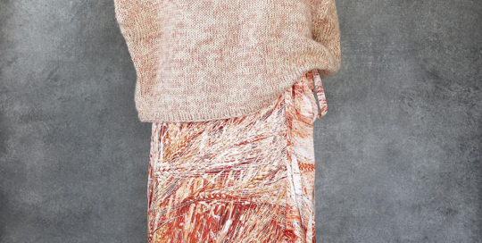Stehkragen-Pullover, handgestrickt, 4-Fach Cashmere-Seide/ Wickel-Rock mit Volant, BW-Jersey, Photokunst