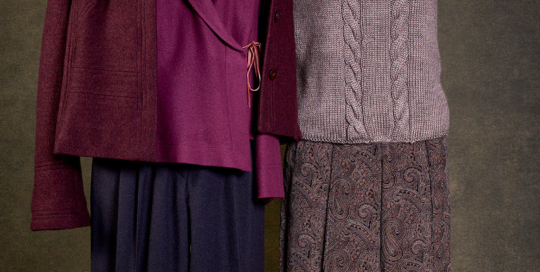 Stehkragen-Kastenjacke, Merino-Strickwalk/Binde-Wickeljacke, Merino-Softwalk/Bundfaltenhose, Schurwoll-Stretch; Handgestricktes Zopf-Rollkragen-Top, 6-fädig Seide-Cashmere/Bundhose mit Taschen, BW-Cord-Samt-Paisley/Mini-Loop mit Fransen, Alpaka-Merino