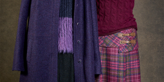 A-Mantel, Merino-Strickwalk/Handgestrickter Patent-Pullover, Alpaka-Viskose/Lurex-Hose, Viskose; Zopf-Pullover mit extra Kragen, Alpaka/6-Bahnenrock mit Hüftgürtel, Schurwolle