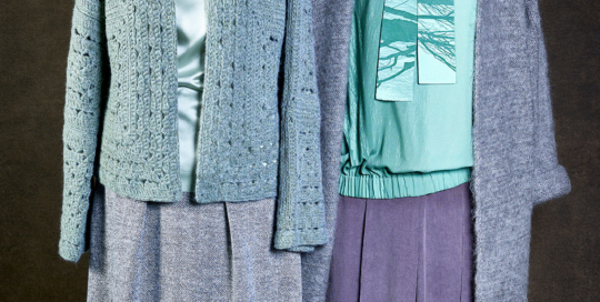 Handgehäkelte Jacke, Alpaka-Merino/Top, Duchesse/Bundfalten-Rock, Schurwolle-Fischgrat; Strickmantel, Merino-Mohair/Schluppenbluse - Photokunst „Nebelallee“, Viskose/Gerade Hose, BW-Babycord