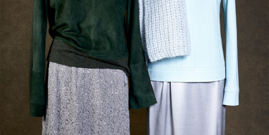 Kragenlumber, feinstes italienisches Ziegenvelours mit Merino-Feinstrick/Tunnelzugrock, Wollspitze; Shirt-Bluse, Merino-Feinwalk/Rock mit Volant-Blende, reiner Seidensatin/handgestrickter Schal, Cashmere-Seide-Lurex