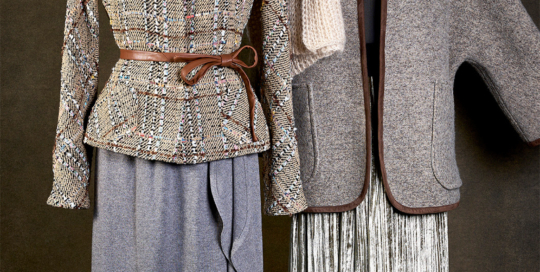 Raglanjacke, Schurwolle-Seide-Chanel/Rundbogen-Wasserfall-Rock, Merino-Feinstrick; Schalkragen-Taschenjacke, Merino-Strickwalk/Pannesamt-Hose, Crash/Handgestrickter Schal, Cashmere-Seide-Lurex