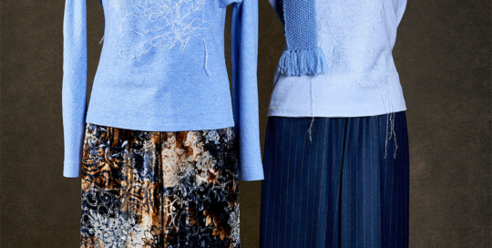 Strick-Rollkragen mit Wollmalerei, Merino-Feinstrick/Pannesamt-Hose, Ausbrenner; Shirt-Pullunder mit Wollmalerei, Merino-Feinstrick/Weite Hose, Seiden-Flanell/Handgestricktes Schalband, Cashmere