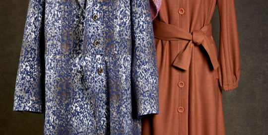 Untertritt-Mantel, Schurwoll-Jacquard/Rollkragen-Kasten-Pullover, Wolle; Stehkragen-Hemdblusen-Kleid, Merino-Soft-Walk/Handgestricktes Dreieckstuch, Mohair