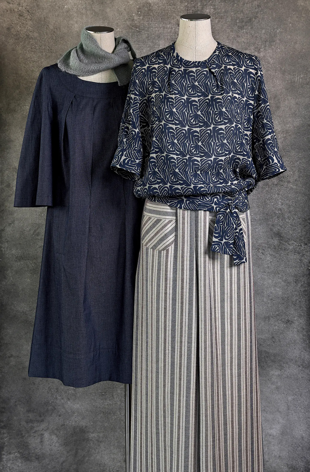 Faltenkleid mit Blenden, BW-Jeans; Bund-Top mit Falten, Borkencrêpe, BW, Seide/Weite Hose mit aufgesetzten Taschen, Reiner Seidencrêpe