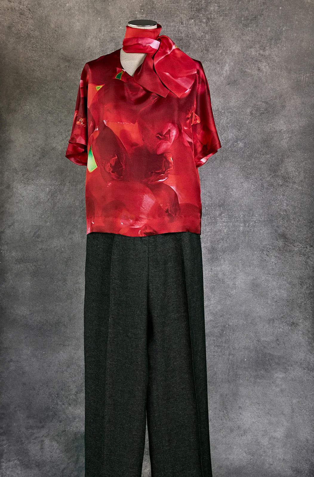 Fledermaus-Top, 100% Seiden-Twill, Photokunst/Gerade Hose mit Leistentaschen, 100% Köperleinen