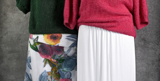 Handstrick-Raglan-Pullover, BW-Mischung/Wickelrock zum Binden, Lancé Découpé, Reine Seide; Handstrick-Raglan-Pullover, BW-Mischung/Weite Hose, Reiner Seidencrêpe