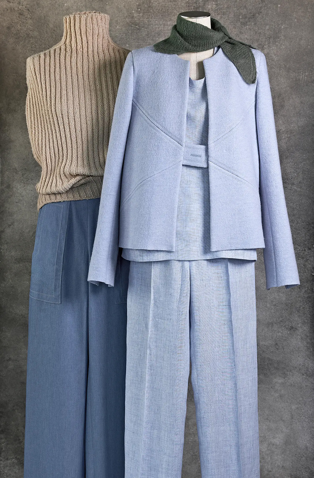 Handstrick-Rippen-Pullover, BW und Seide/Weite Hose mit Cargo-Taschen, 100% BW-Jeans; Diagonal-Kastenjacke, 100% Merino-Strickwalk/Kastenshirt und gerade Hose mit Eingriffstaschen, beides 100% Glimmerleinen