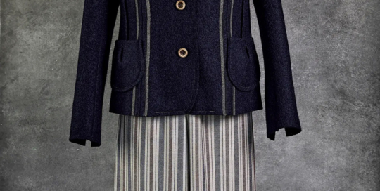 Nahtblazer, 100% Merino-Strickwalk/Bund-Top mit Falten, Borkencrêpe, BW, Seide/Weite Hose mit aufgesetzten Taschen, 100% Köperleinen