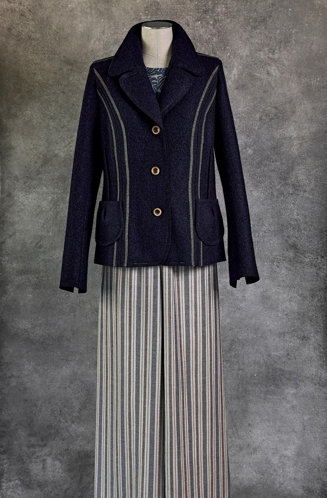 Nahtblazer, 100% Merino-Strickwalk/Bund-Top mit Falten, Borkencrêpe, BW, Seide/Weite Hose mit aufgesetzten Taschen, 100% Köperleinen