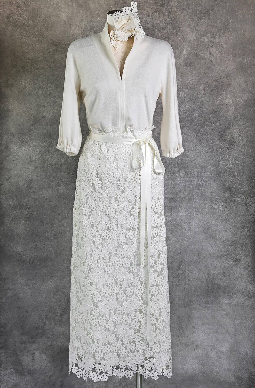 Raglan-Stehkragen-Top, 100% Merino-Feinwalk/Satinband-Rock mit Kellerfalte, Spitze