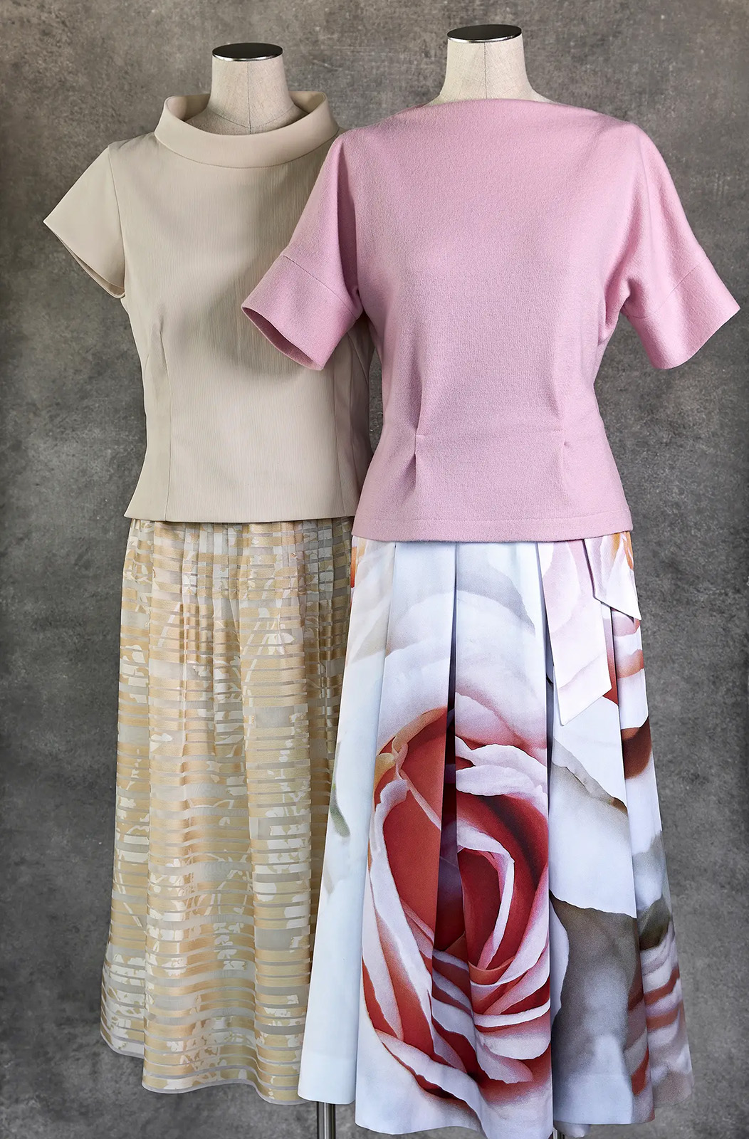 Stehkragen-Top, BW-Stretch, Softpopeline/Biesenrock, Lancé Découpé, Reine Seide; U-Boot-Top mit Fältchen, 100% Merino-Strick/Quetschfalten-Rock BW-Satin, Photokunst