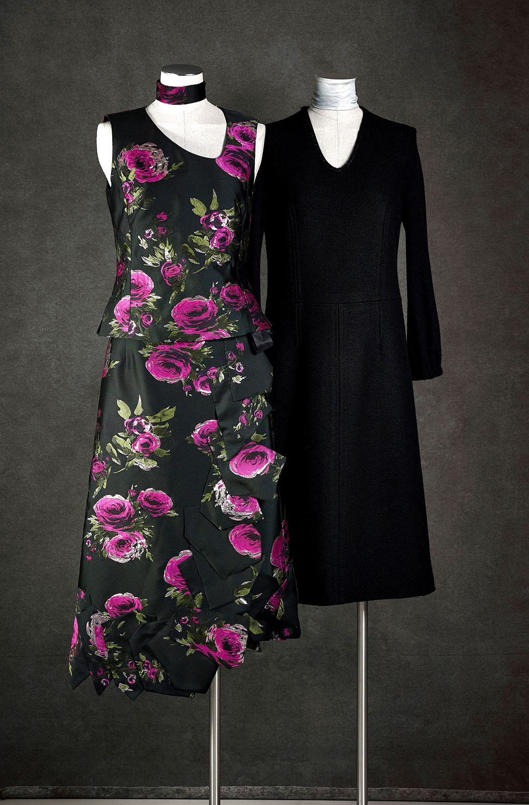 Asymmetrisches Ausschnitt-Top und Wickelrock, beides Seide-Nylon-Cloqué; Shift-Kleid, Strickwalk mit Merino-Strick-Jersey (Ärmel)