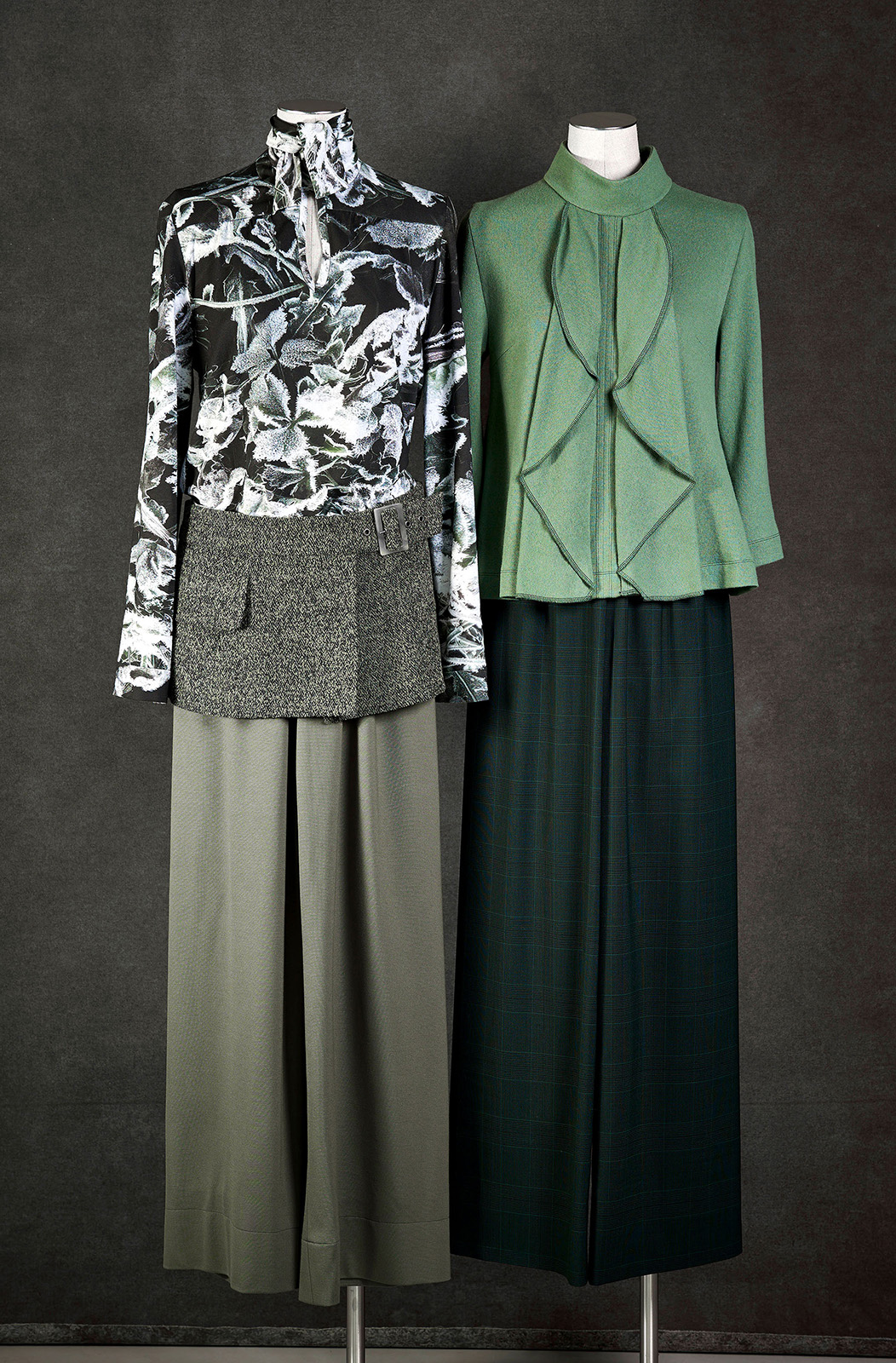 Bindekragenbluse, Photokunst „Frostwiese“/Gürtelpasse, Schwoll-Fischgrat-Tweed/Hose, Viskose-Jersey; Volants-Oberteil, Merino-Strickjersey/Hose, Schurwolle-Coolwool