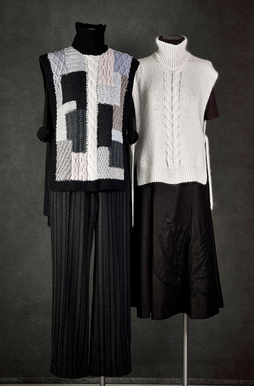 Handgestrickter Patch-Bindepullover, Cashmere/Nadelstreifen-Hose, Stretch-Schurwolle; Handgestrickter Bindepullunder, Seide-Cashmere-Mohair/6-Bahnenrock mit Applikation, Cashmere