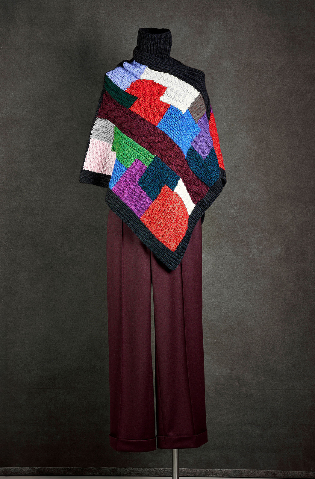 Handgestrickter Patch-Poncho mit Solo-Rollkragen, beides Cashmere/Gerade Hose mit Aufschlag, Schurwolle