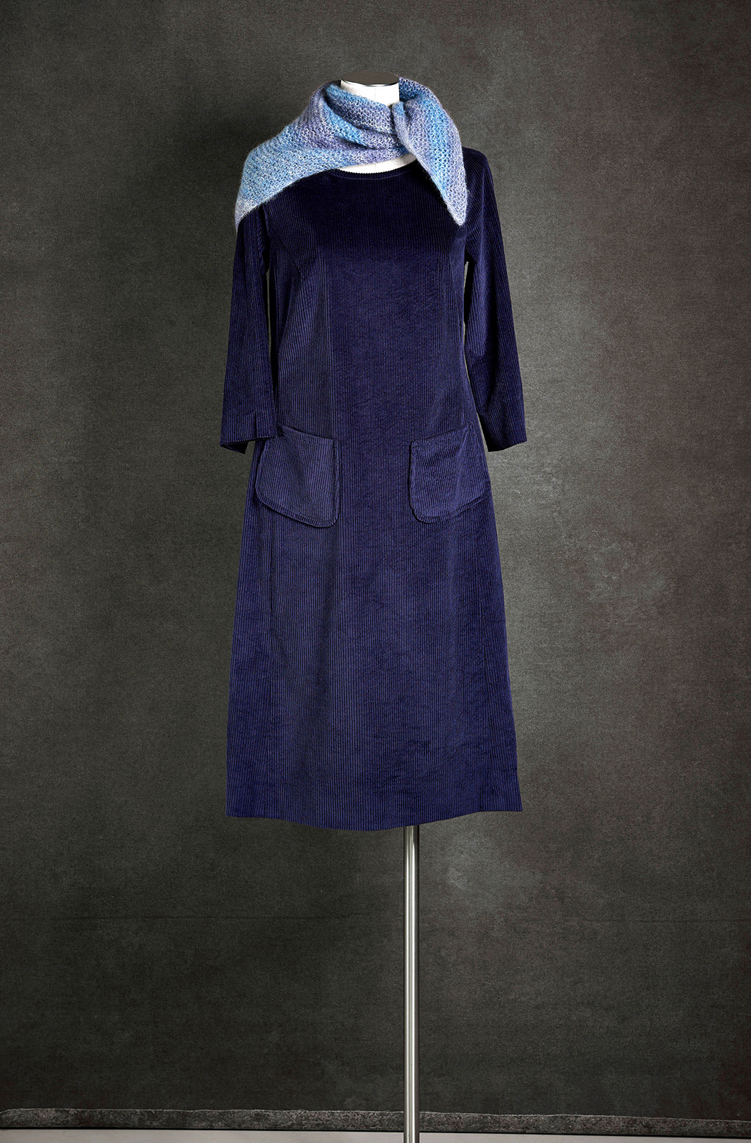 Raglan-Kleid, BW-Cord/Handgestricktes Dreieckstuch, Mohair-Mélange