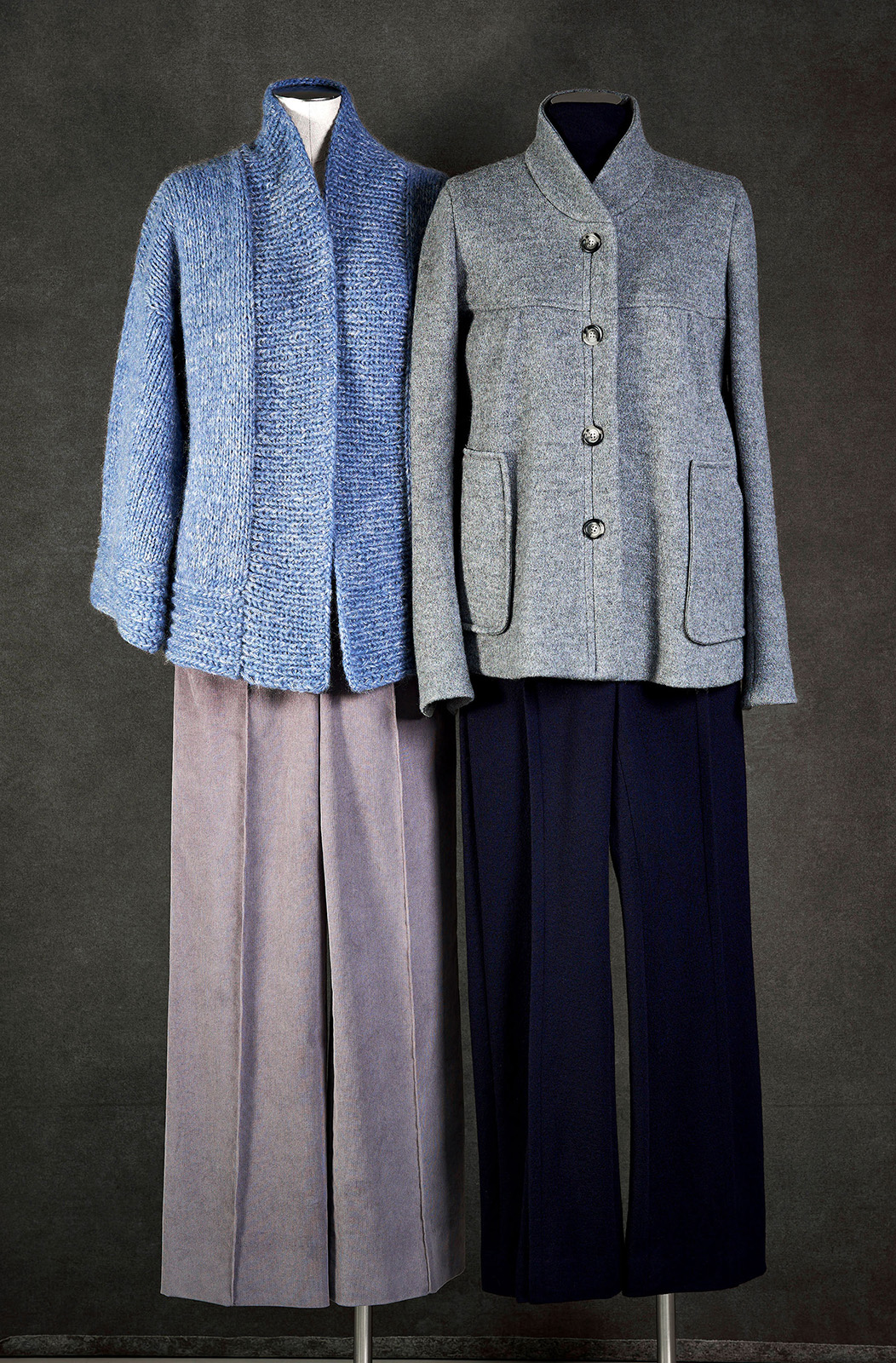 Handgestrickte Schalkragenjacke, Alpaka-Cashmere/Weite Hose, Feincord; Kelchkragen-Kräuseljacke, Merino-Walkstrick/Gerade Hose mit breiter Biese, Merino-Feinstrickwalk